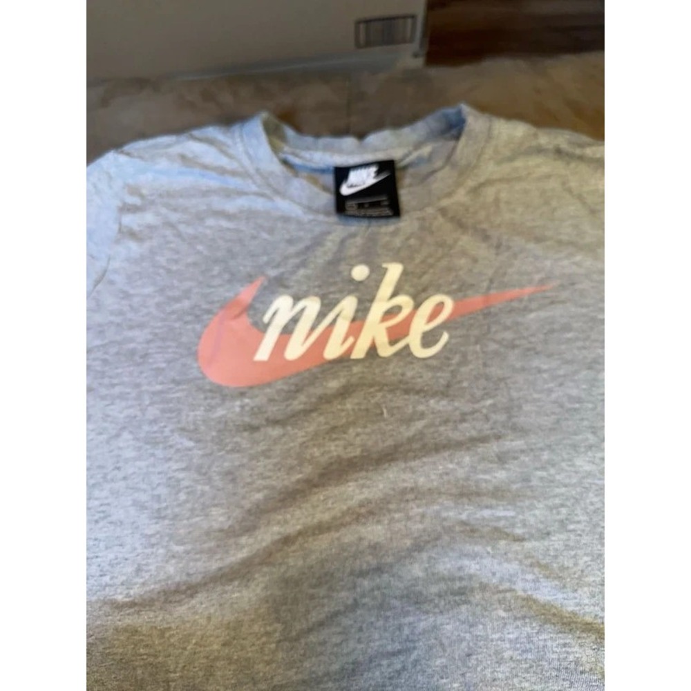 Nike Women's Gray Graphic Logo T-Shirt Size Small Crew Neck Short Sleeve Crop